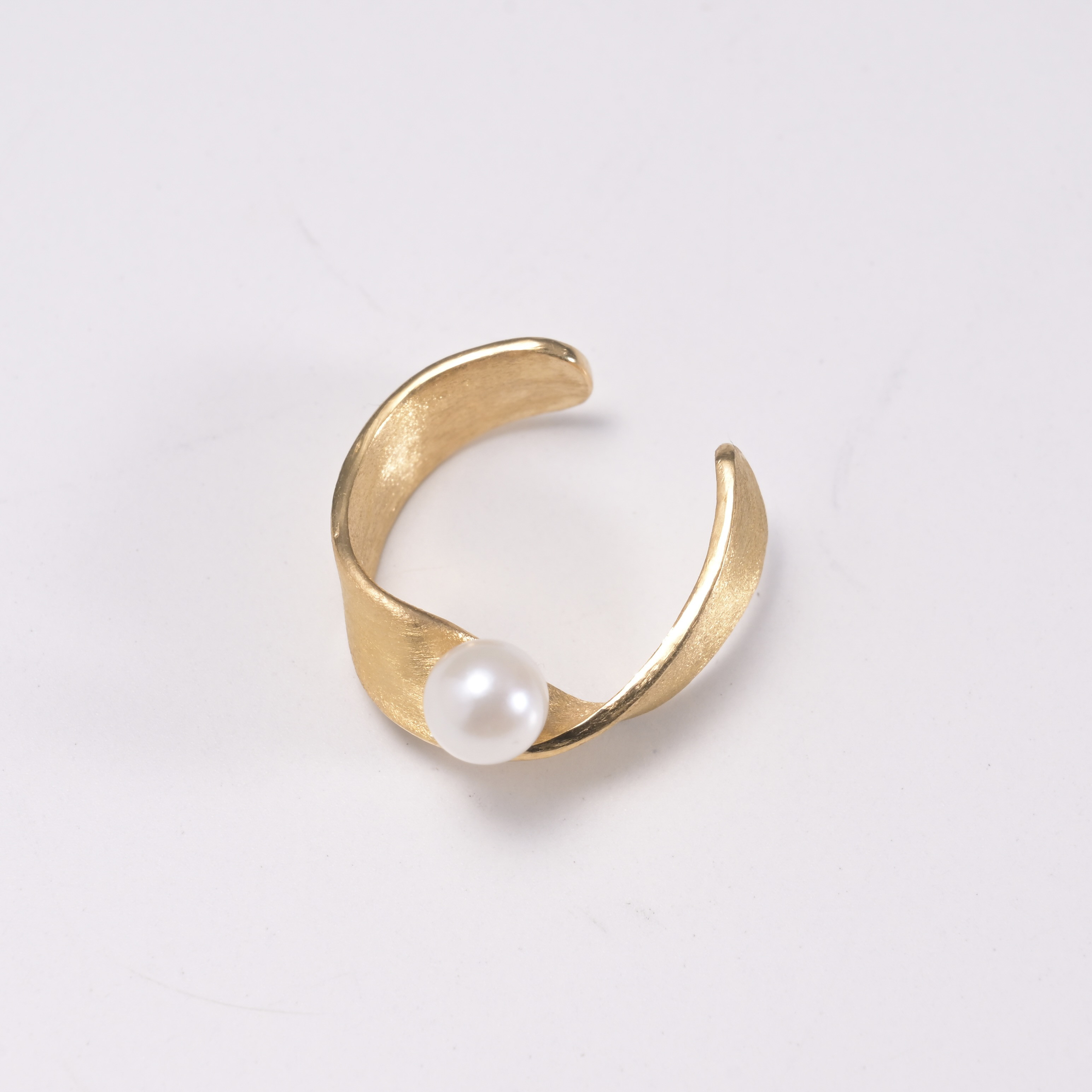 アコヤパールインフィニティイヤーカフ（ゴールド色）
