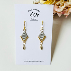 再販☆グレーとメタルチャームの小さめビーズステッチピアス