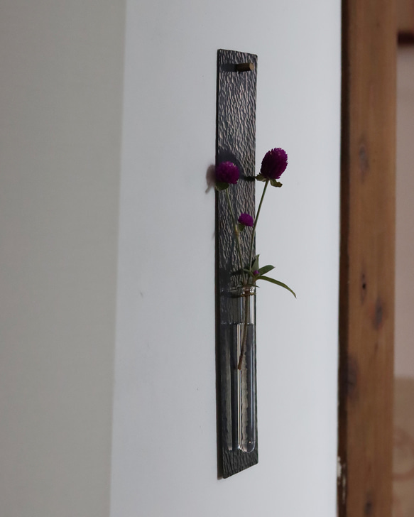 鎚目模様の壁掛け花器：真鍮／黒染 14枚目の画像