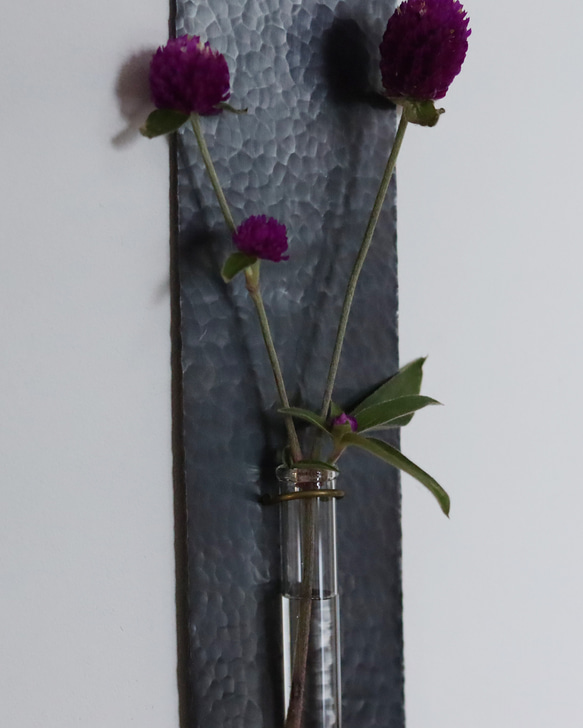 鎚目模様の壁掛け花器：真鍮／黒染 12枚目の画像