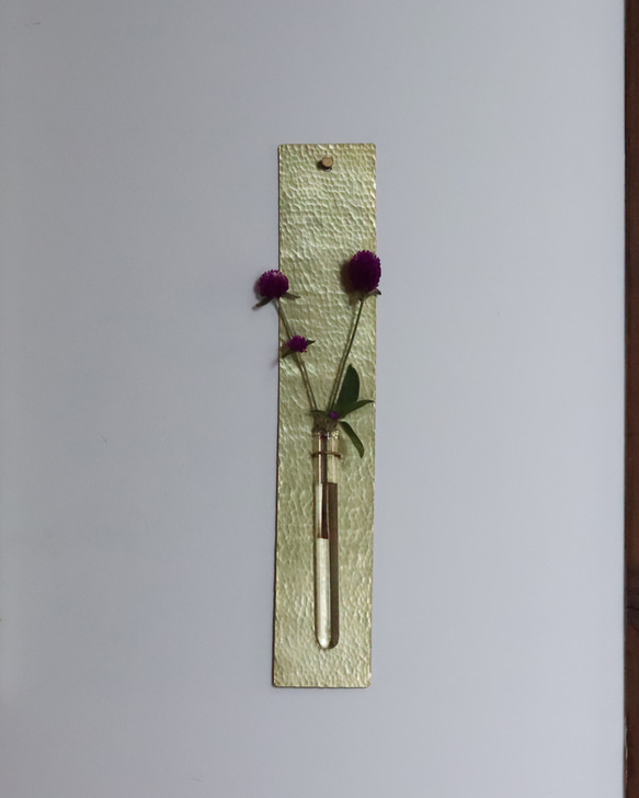 鎚目模様の壁掛け花器：真鍮／黒染 9枚目の画像