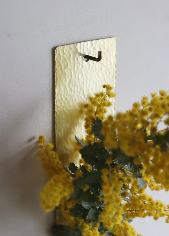 鎚目模様の壁掛け花器：真鍮／黒染 8枚目の画像