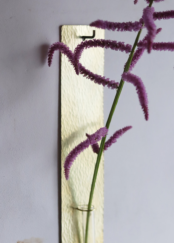 鎚目模様の壁掛け花器：真鍮／黒染 4枚目の画像