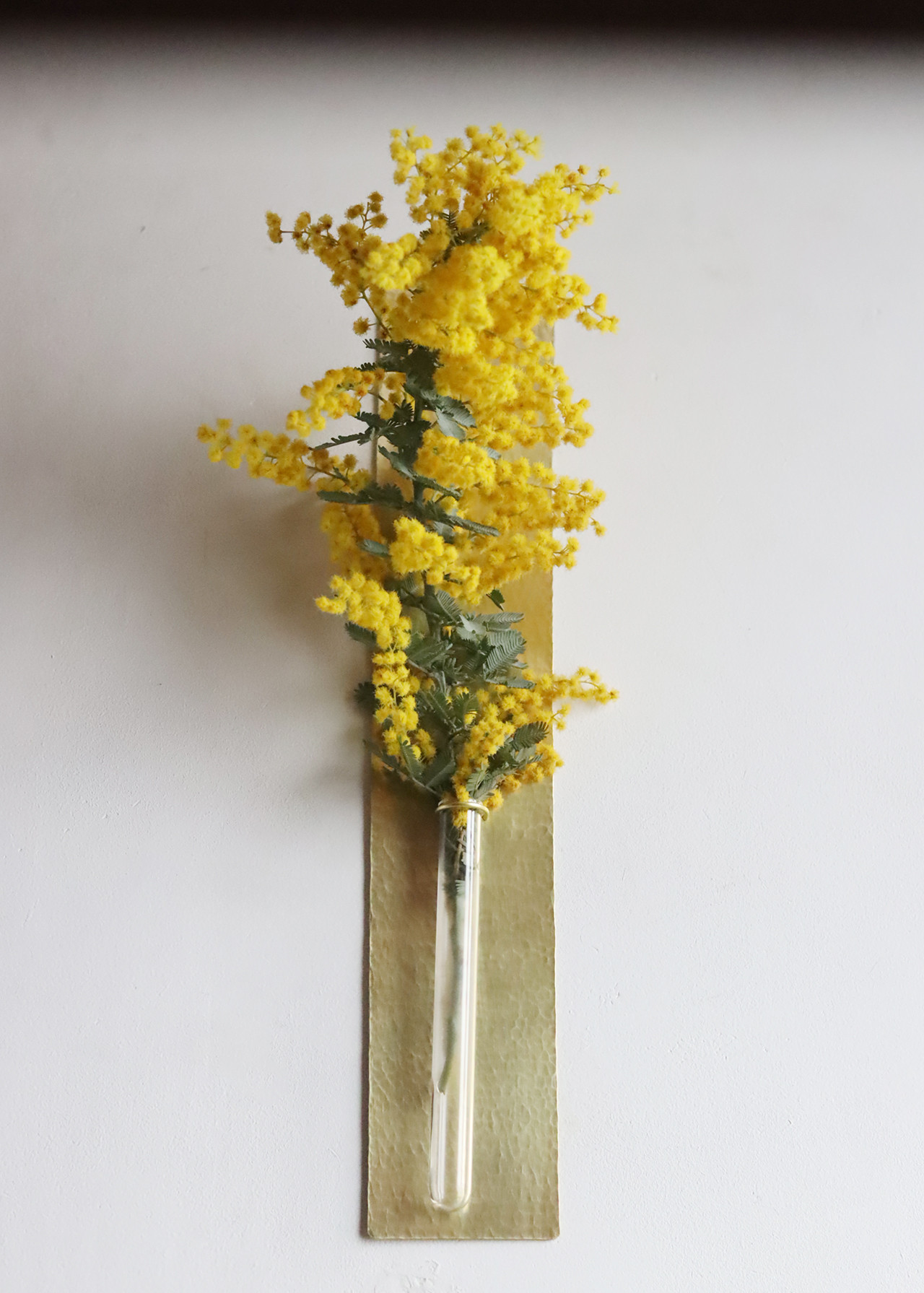 鎚目模様の壁掛け花器：真鍮／黒染