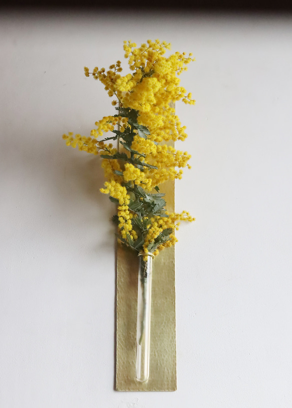 鎚目模様の壁掛け花器：真鍮／黒染 1枚目の画像