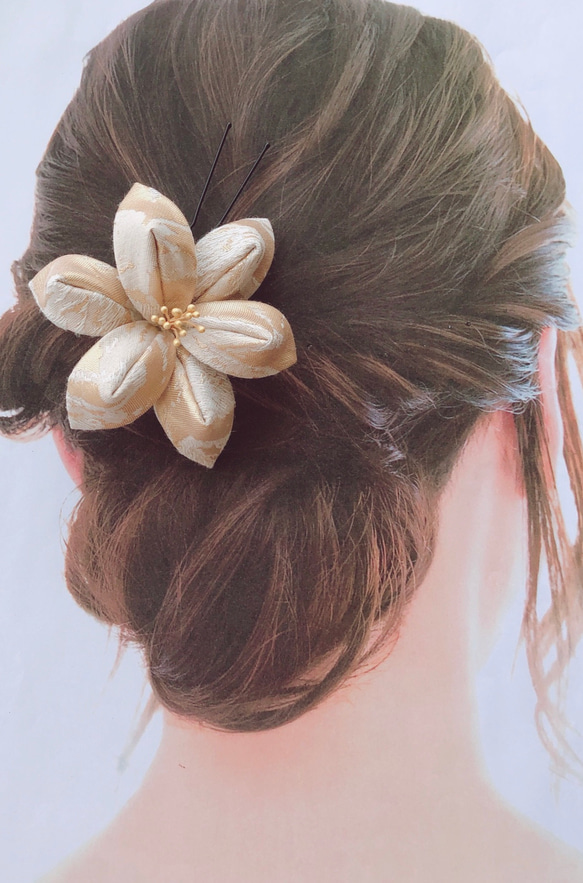 再販【金系入り】人気の百合 ユリ 豪華つまみ細工髪飾り 布花ヘアアクセ 着物コーデ 和装小物 簪 かんざし ゴールド 3枚目の画像