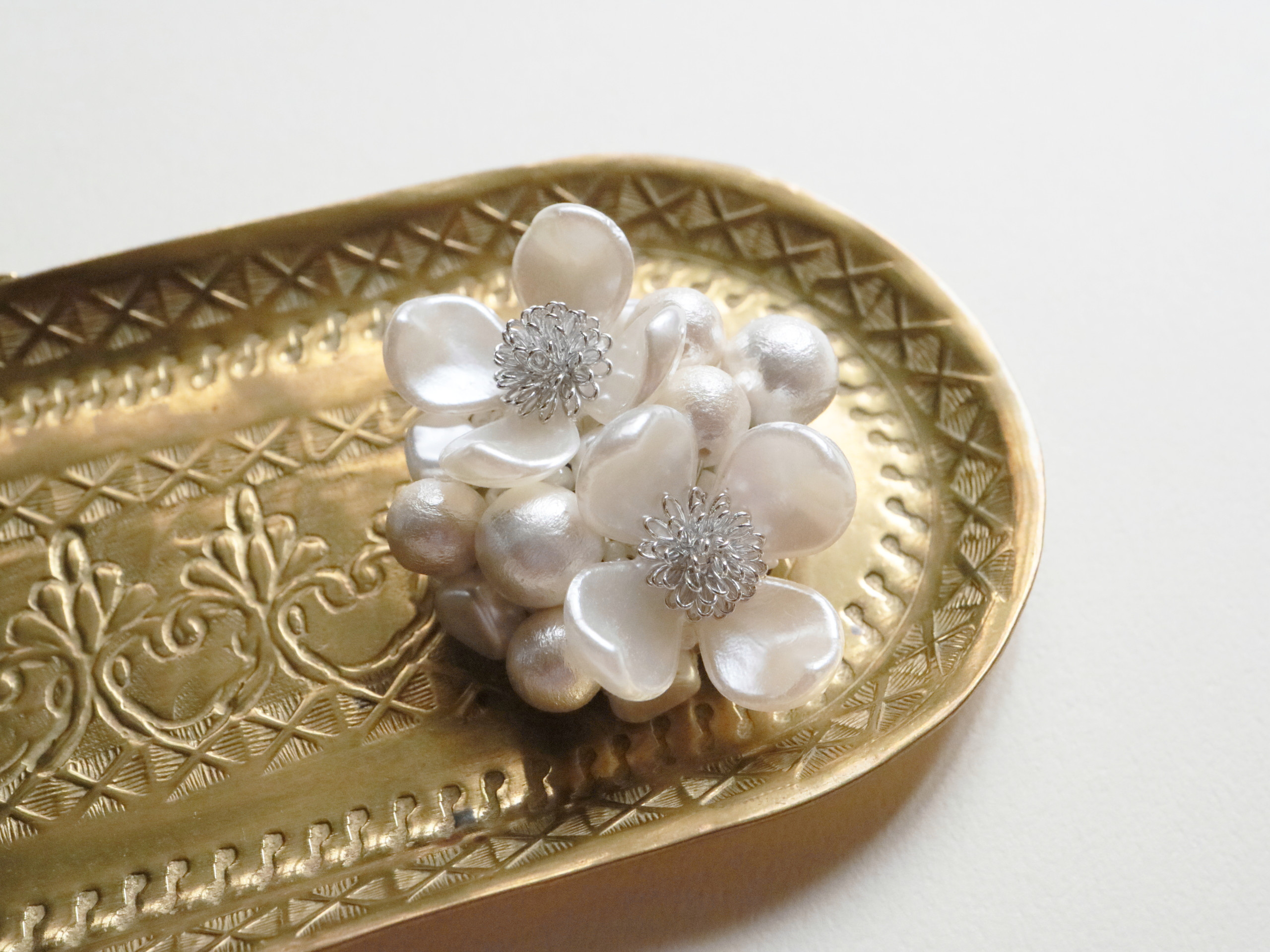 花水木のブローチ（パール）＊上品 パール はなみずき ハナミズキ 花 コットンパール フォーマル オケージョン