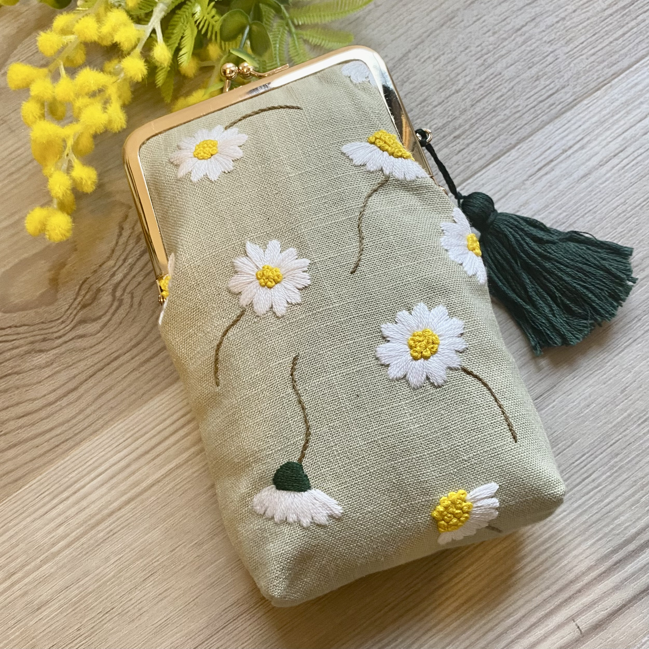 デイジー刺繍のがま口メガネポーチ