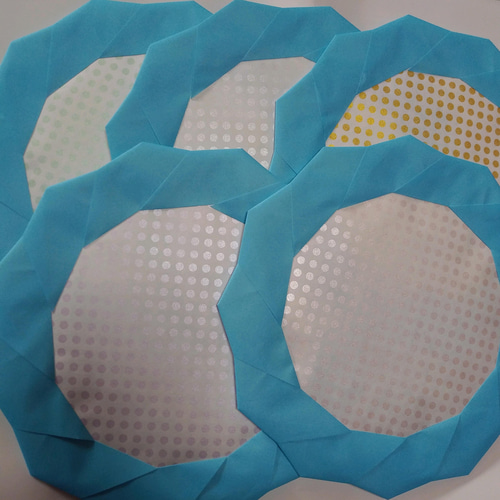 ☆Maa♡ページ☆2個入り♪中リース・壁飾り小 Amazon.co.jp: 壁面飾り 折り紙リース 春 仲良し猫ちゃん : ホビー