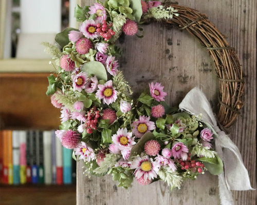 ピンクのハーフムーンリース ＊ ドライフラワー / 誕生日 ギフト 母の