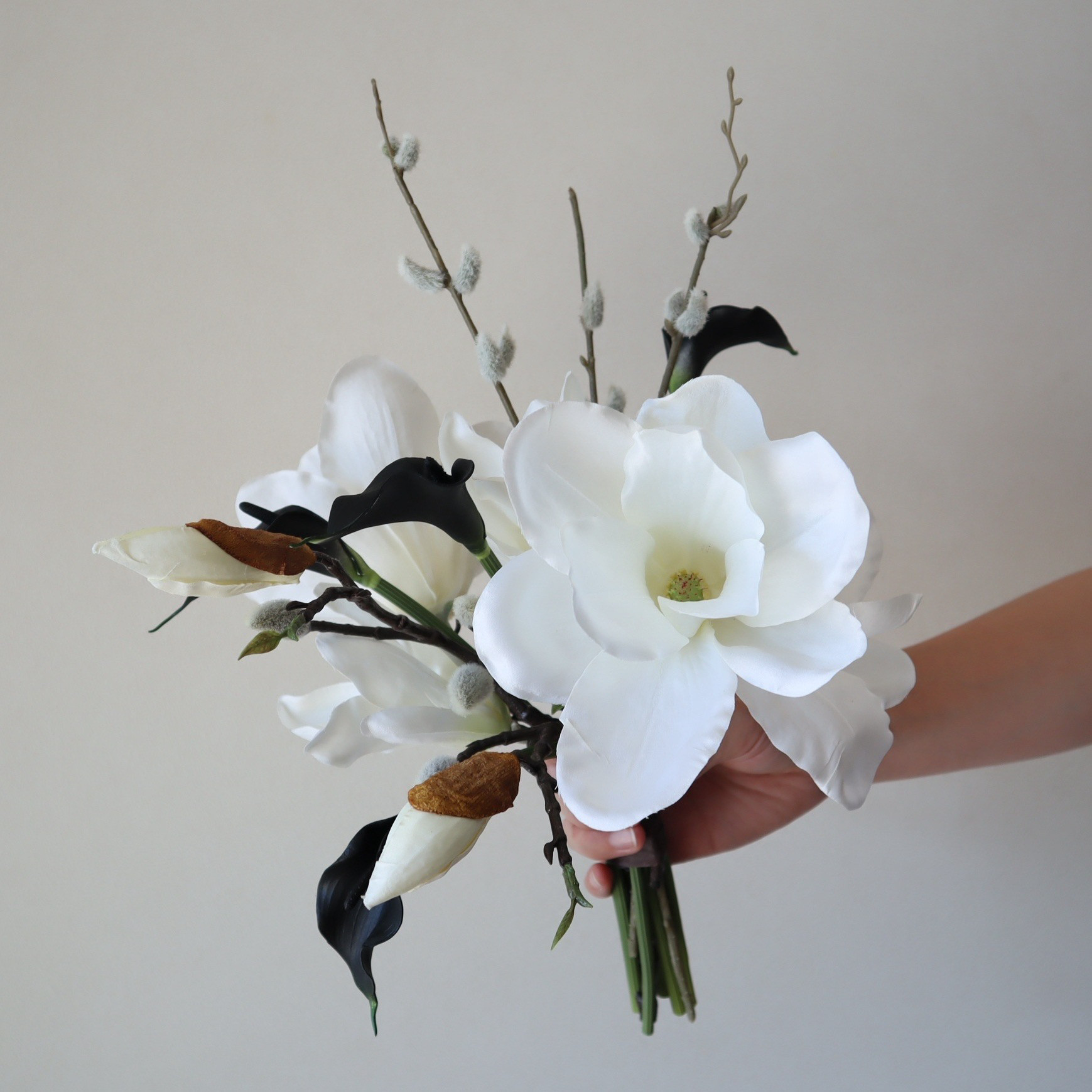 ブラックリリィとマグノリアのクラッチブーケ♡ アーティフィシャルフラワー　ウェディング おしゃれ　花嫁