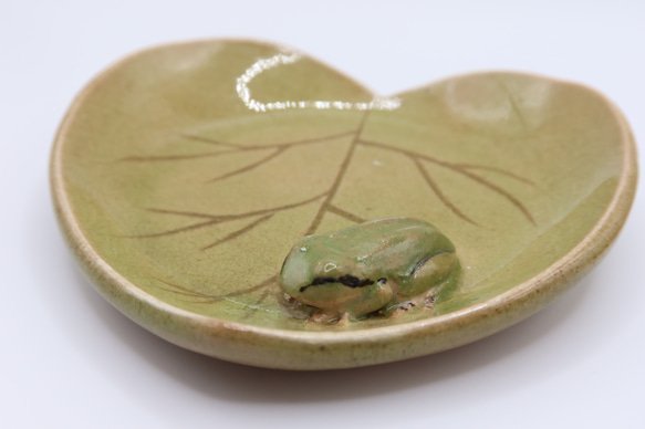 葉っぱ豆皿（大人の蛙） 3枚目の画像
