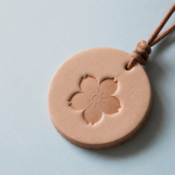 専用　ハンドメイド　かえる　がま口　バッグ　チャーム　桜 レザー桜刻印本革バッグチャーム ヌメ革 丸「桜」 その他アクセサリー
