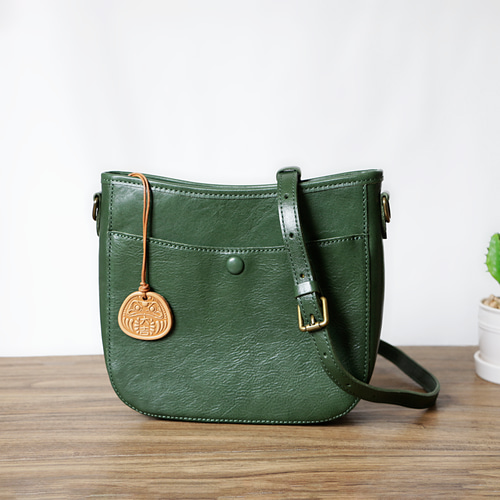 牛革斜め掛けショルダーバックレディース 大人 バッグ肩掛け ミニ