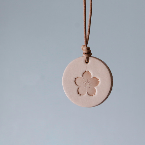 レザー桜刻印本革バッグチャーム ヌメ革 丸「桜」 その他アクセサリー