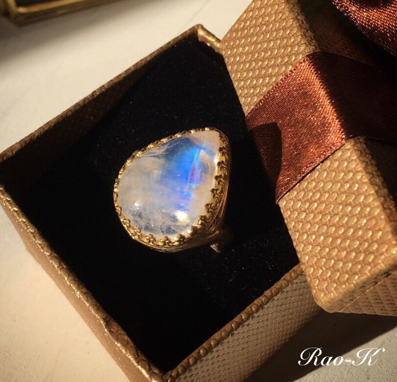 ✨ヨーロピアン・アンティーク・リング〜レインボームーンストーン