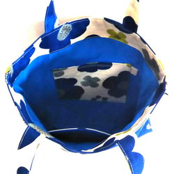 北欧の大きな花ブルーのペタンコバッグ 4枚目の画像