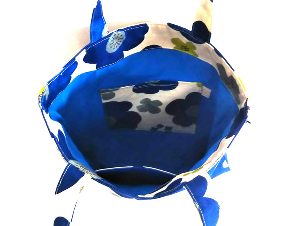 北欧の大きな花ブルーのペタンコバッグ 4枚目の画像