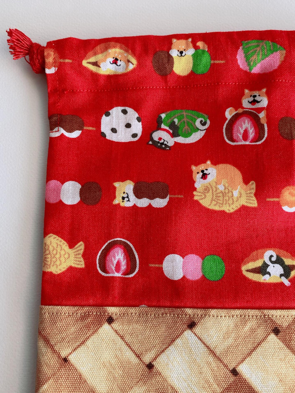 柴犬と和菓子のカゴプリント巾着袋　(ピンク、赤) 8枚目の画像