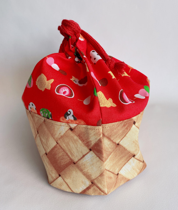 柴犬と和菓子のカゴプリント巾着袋　(ピンク、赤) 6枚目の画像