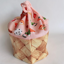 柴犬と和菓子のカゴプリント巾着袋　(ピンク、赤) 2枚目の画像