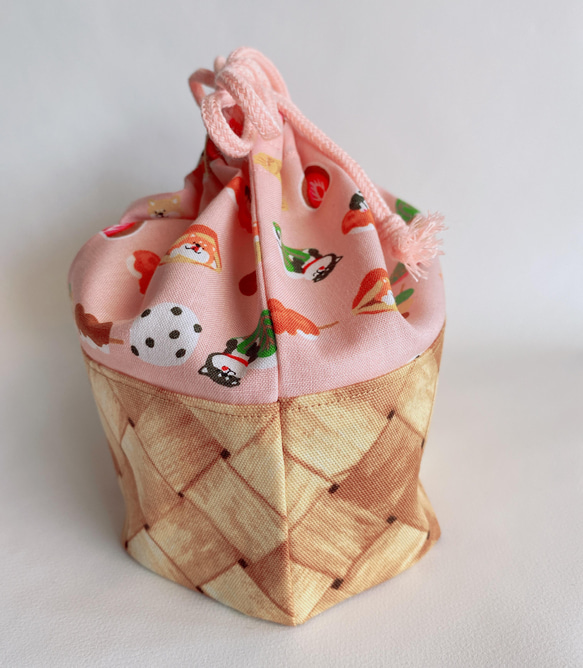 柴犬と和菓子のカゴプリント巾着袋　(ピンク、赤) 2枚目の画像