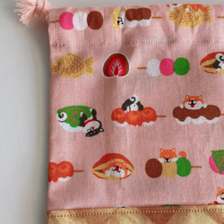 柴犬と和菓子のカゴプリント巾着袋　(ピンク、赤) 4枚目の画像
