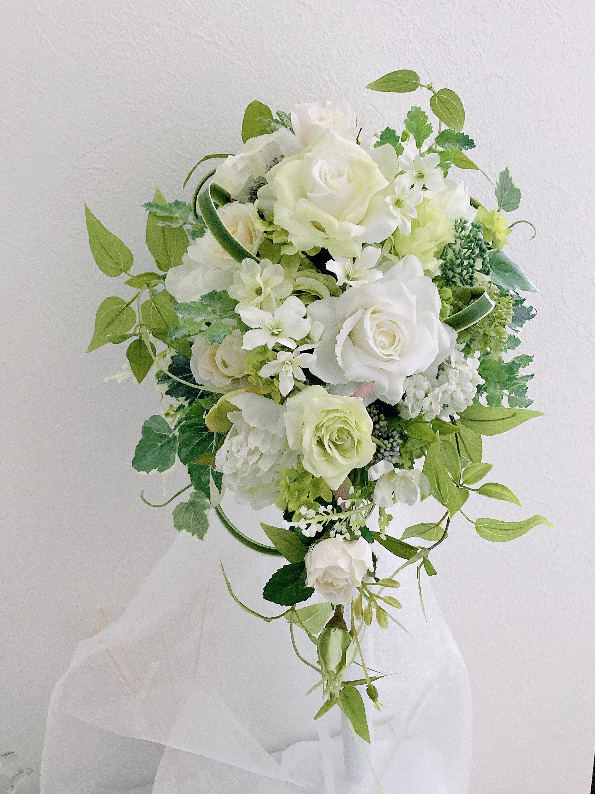 ウェディング王道ブーケ【バラとグリーンのセミキャスケードブーケ　ブートニア付き】