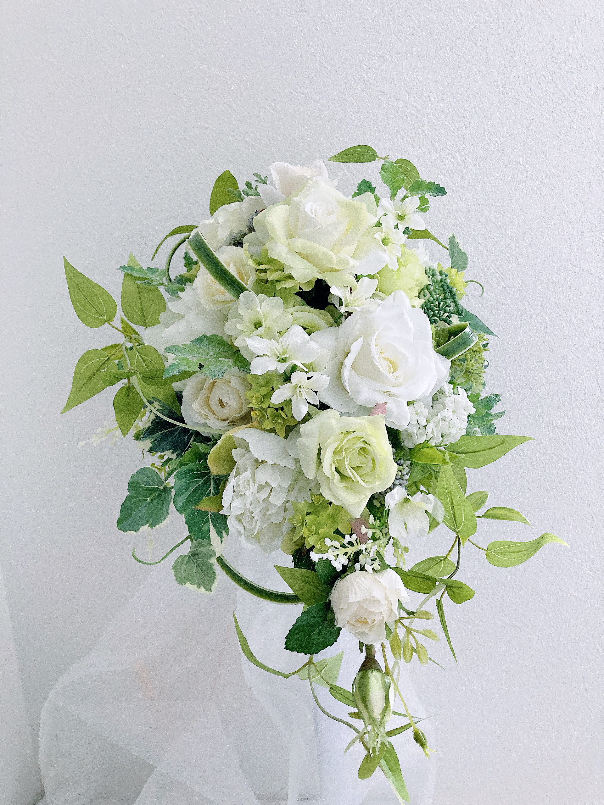 ウェディング王道ブーケ【バラとグリーンのセミキャスケードブーケ　ブートニア付き】