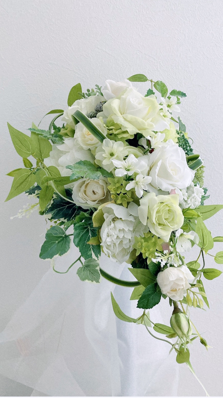 ウェディング王道ブーケ【バラとグリーンのセミキャスケードブーケ　ブートニア付き】