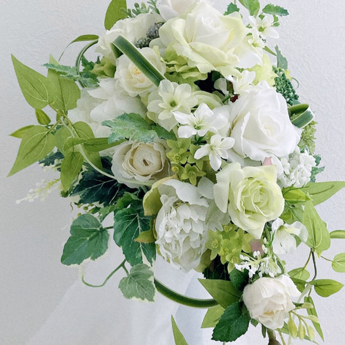 ウェディング王道ブーケ【バラとグリーンのセミキャスケードブーケ