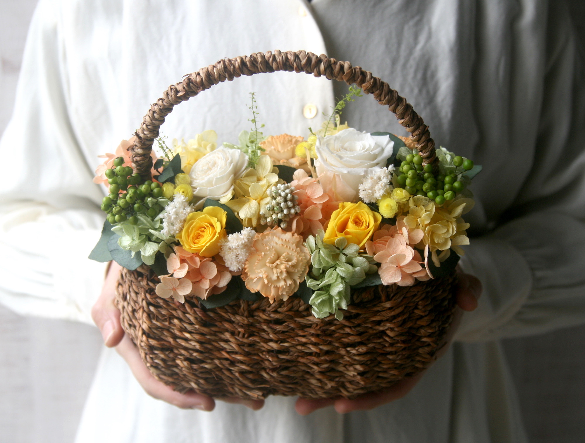 退職祝い　送別ギフトに フラワーバスケット orange carnation -yellow-