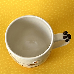 猫絵肉球マグ(何かを見てる三毛猫)『猫のマグカップ』 4枚目の画像