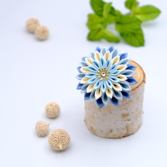 つまみ細工のブローチ 青丸菊 帯飾りにも。 青碧＊クラシックカラー＊小花ブーケのクリップ付きかんざし ☆ つまみ