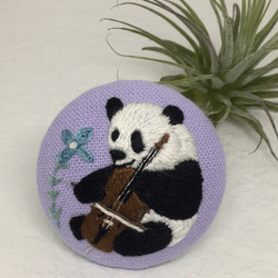 【リニューアル】パンダはチェロを弾く♫くるみボタン刺繍ブローチ☆動物楽器シリーズ3 1枚目の画像