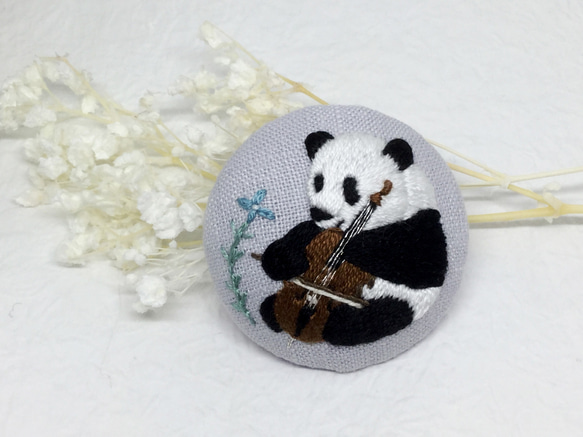 リニューアル】パンダはチェロを弾く♫くるみボタン刺繍ブローチ☆動物