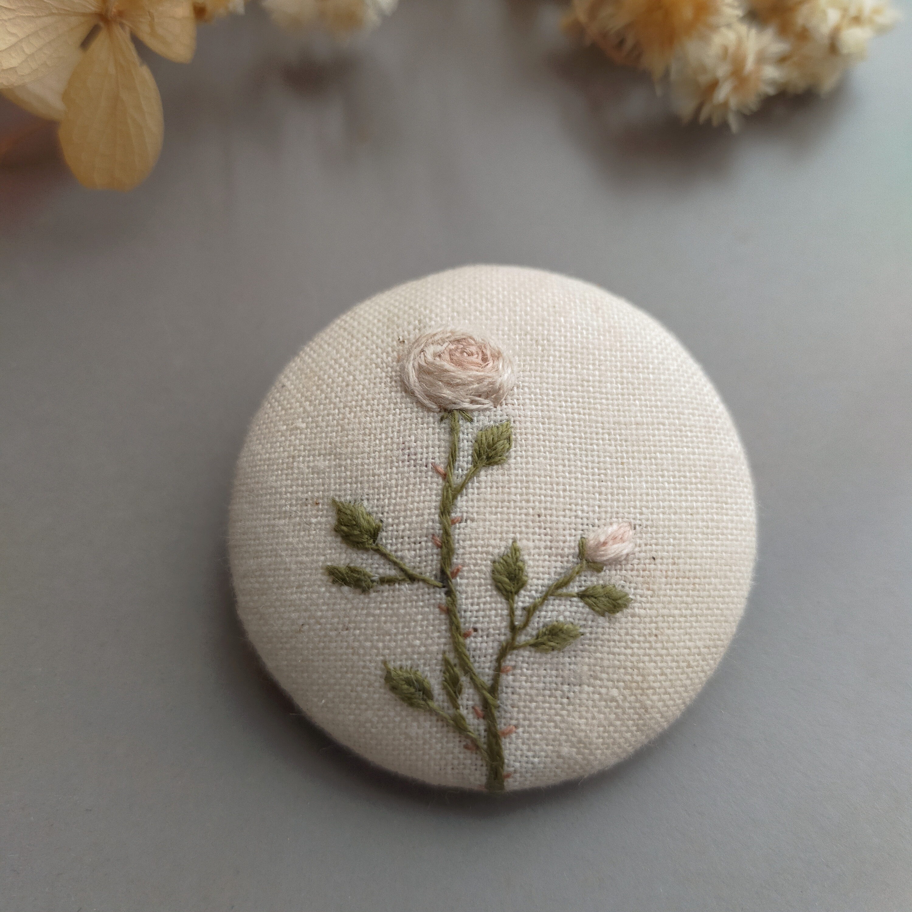アンティーク【オールドローズ】手刺繍ブローチ 38mm ブローチ