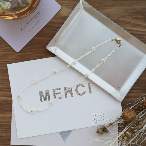 white * gold 白い花のビーズネックレス ビーズアクセサリー フラワー