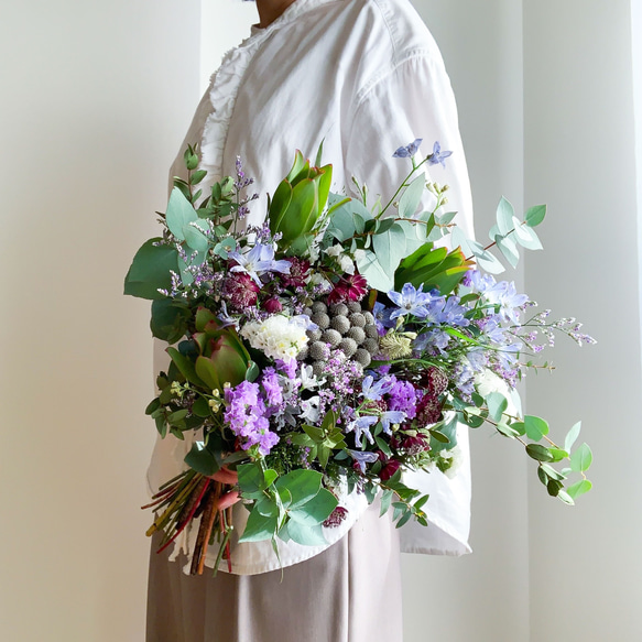 【母の日・遅着割引】フレッシュブーケ そのままスワッグに 季節のお花おまかせ Mサイズ　＊特集掲載作品＊ 5枚目の画像