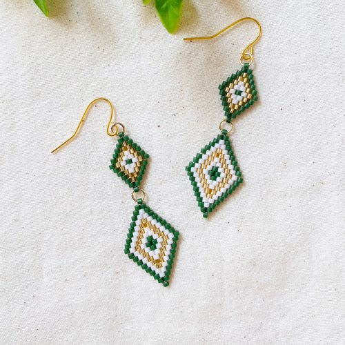 デリカビーズピアス◎北欧の馬ダーラナホースピアス◎ 緑系 #a016 デリカビーズピアス◎北欧の馬ダーラナホースピアス◎ 緑系