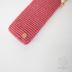 デニム風コットンと革の持ち手が豪華な・手編みスマホポーチ（濃ピンク） 4枚目の画像
