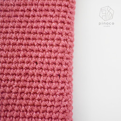 デニム風コットンと革の持ち手が豪華な・手編みスマホポーチ（濃ピンク） 8枚目の画像