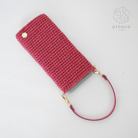 デニム風コットンと革の持ち手が豪華な・手編みスマホポーチ（濃ピンク） 2枚目の画像
