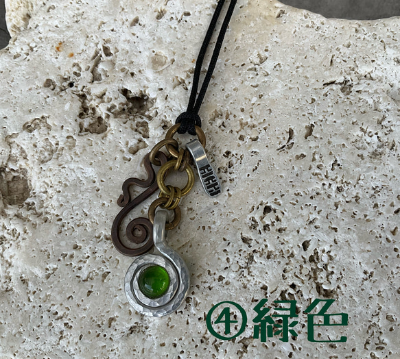 沖縄の伝統素材の琉球硝子と、彫金手法で作ったチャームを合わせたネックレス！【送料無料】※フリーサイズ※名入れ無料 6枚目の画像