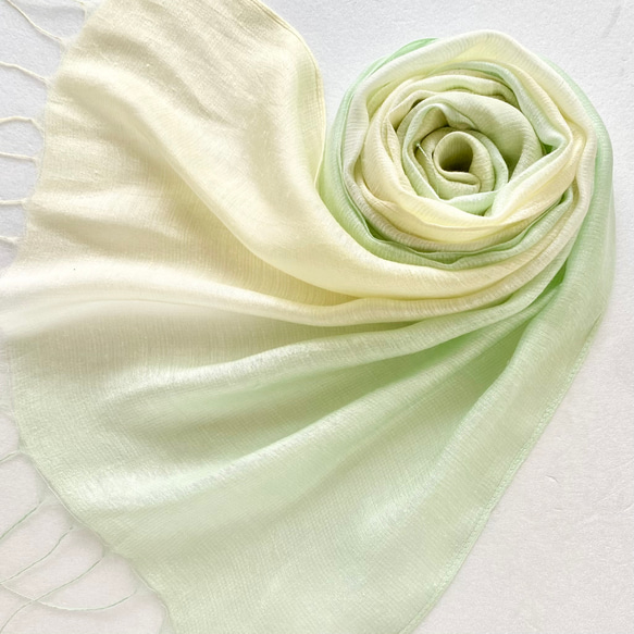 艶さらシルク＊薄萌黄×蜂蜜色＊手染めのストール 1枚目の画像
