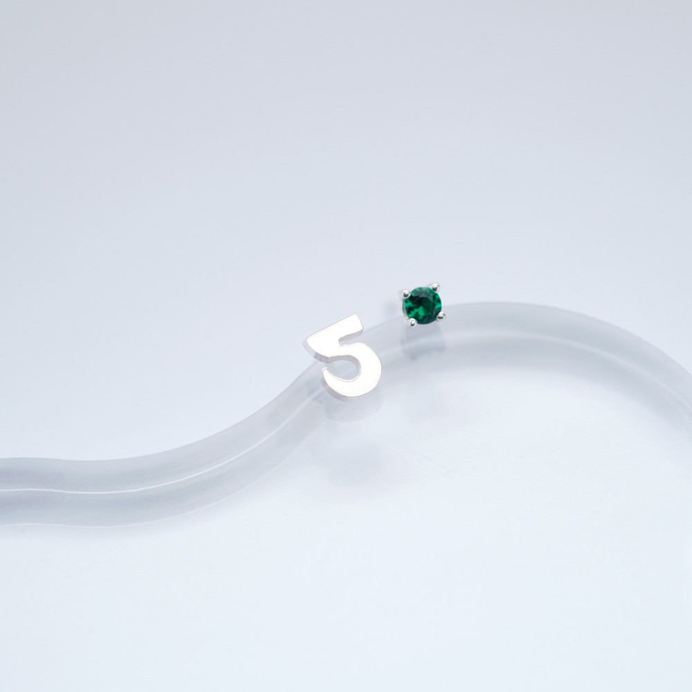 数字＆5月 誕生石 エメラルド ピアス イヤリング シルバー925