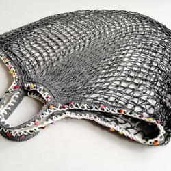 ポンポン毛糸の手編みの飾り　グレーのネットバッグ　マルシェバッグ　メッシュバッグ　エコバッグ　コンパクト 2枚目の画像