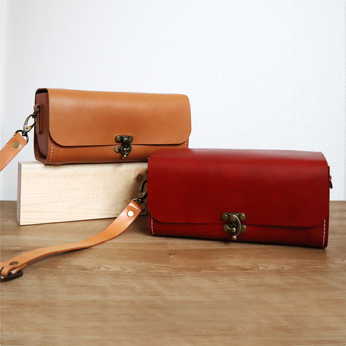 スクエア型でコロンとかわいい ヒネリ金具を使った本革