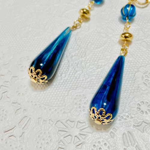 人気！ 海のしずく☆ クリアブルーのロングドロップイヤリング チェコ