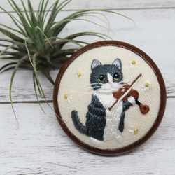 庭に来たネコ♫くるみボタン刺繍ブローチ ブローチ chikayo＊c